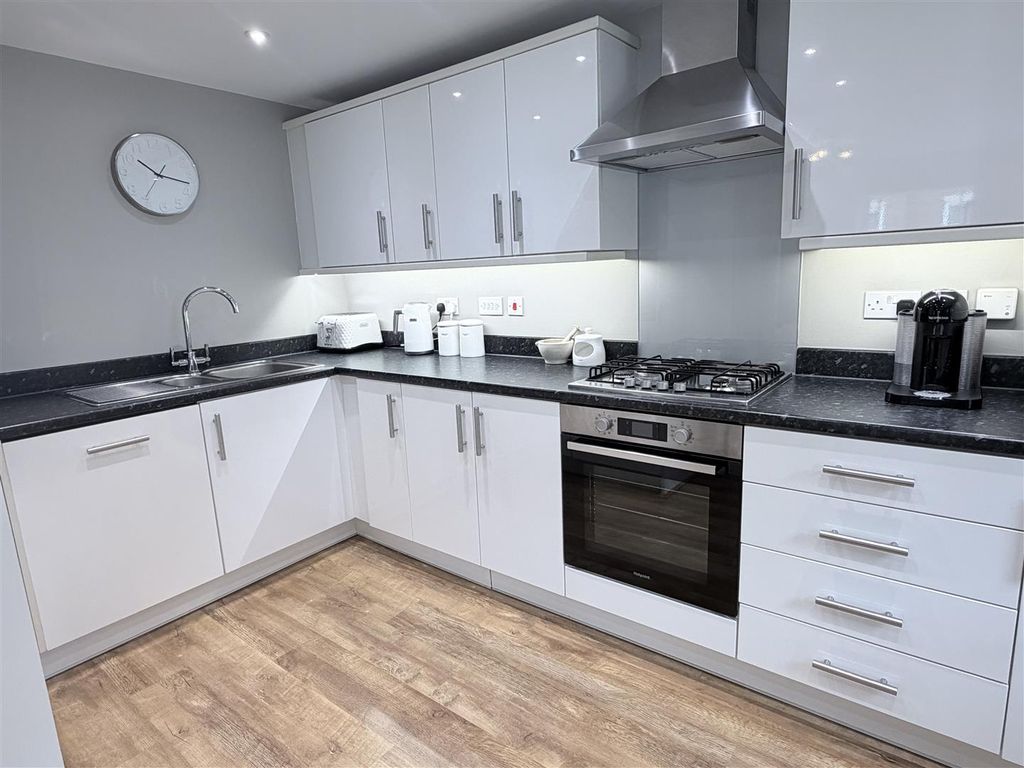 Property photo 3 of 12 Kitchen