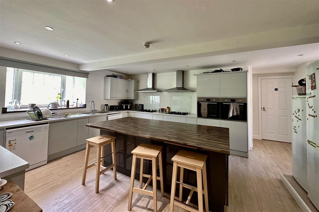 Property photo 3 of 10 Kitchen.Jpeg