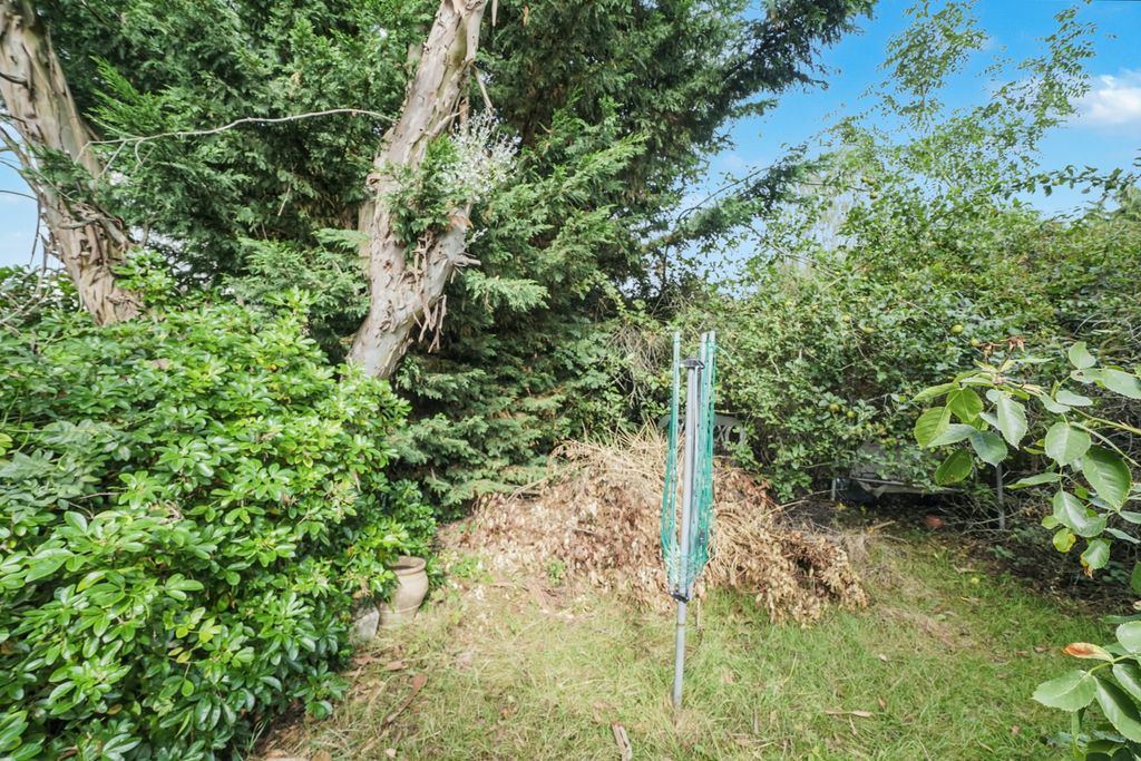 Property photo 3 of 7 50 Preston Road, Shepperton, Middlesex Tw17 0Bg