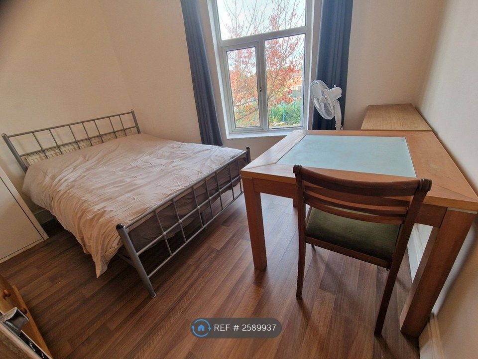 Property photo 3 of 12 Room 2