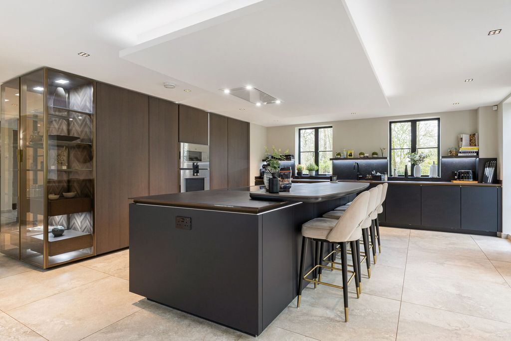 Property photo 3 of 37