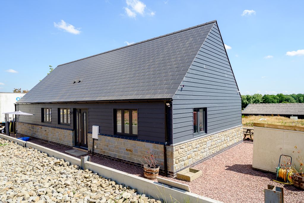 Property photo 1 of 12 Lark Rise-21