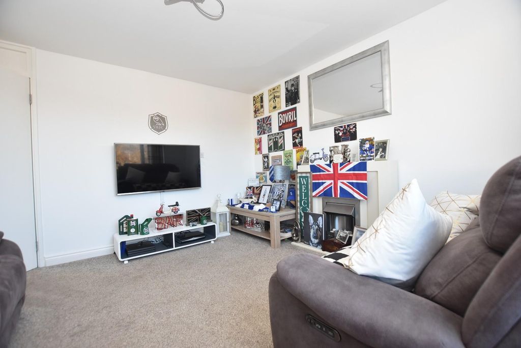 Property photo 3 of 9 Lounge (2).Jpg