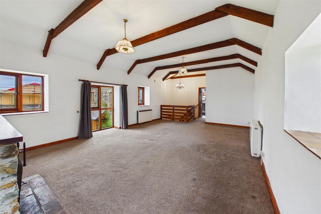 Property photo 3 of 19 Lounge