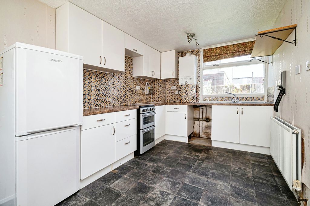 Property photo 2 of 11 Kitchen