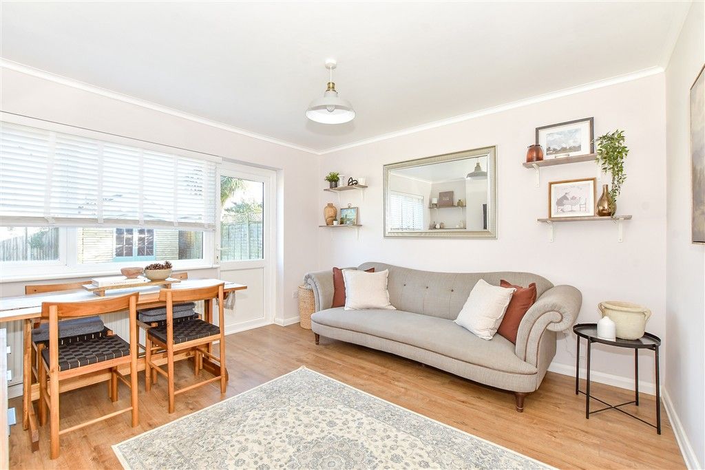 Property photo 3 of 11 Lounge