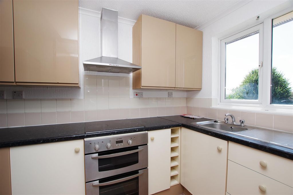 Property photo 3 of 10 Kitchen