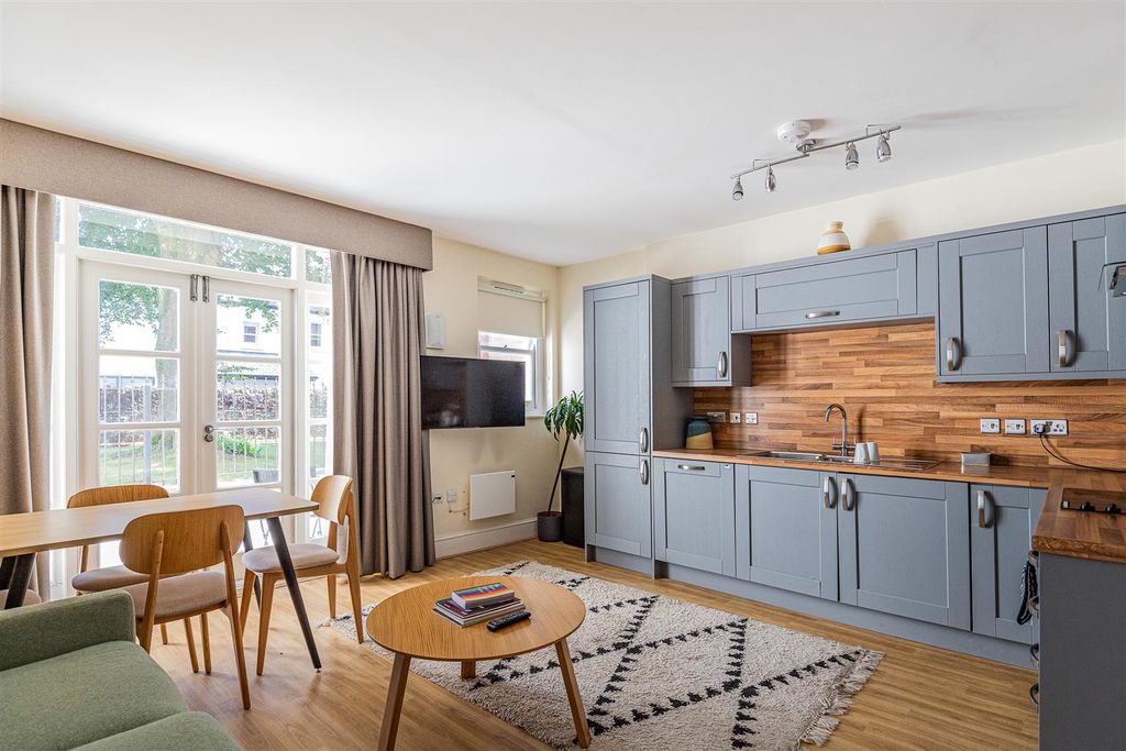 Property photo 1 of 8 Cathedral Road 74-76, 10-3.Jpg