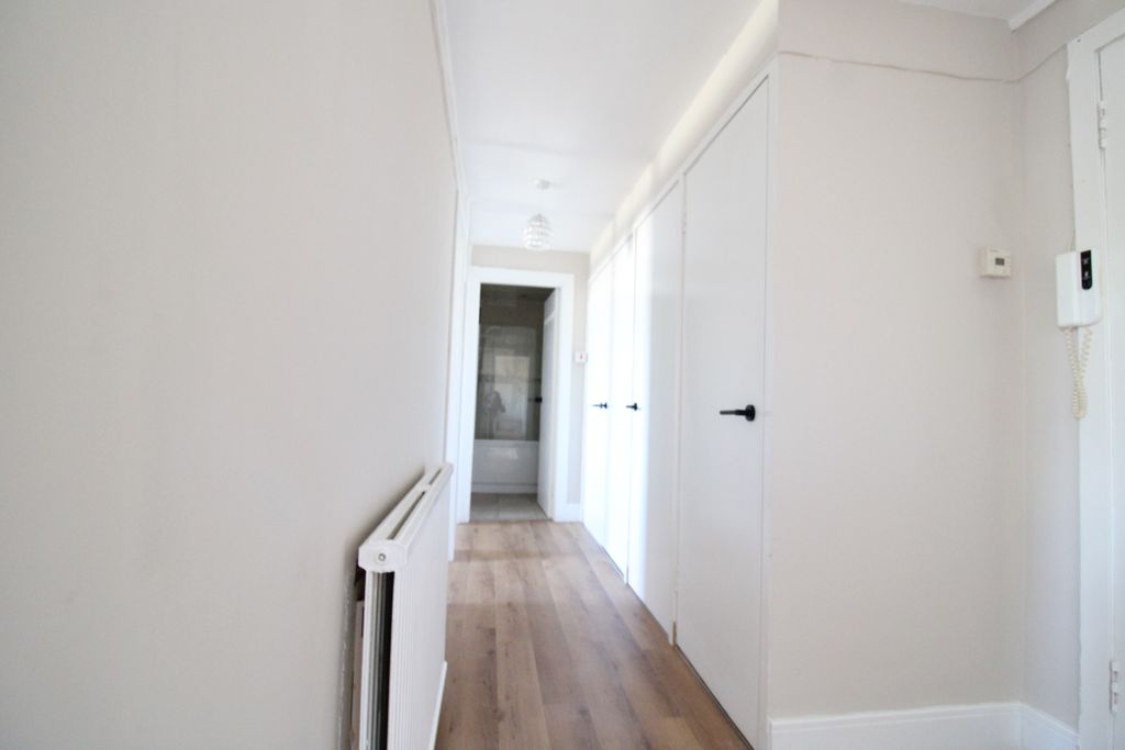 Property photo 2 of 6 Hallway