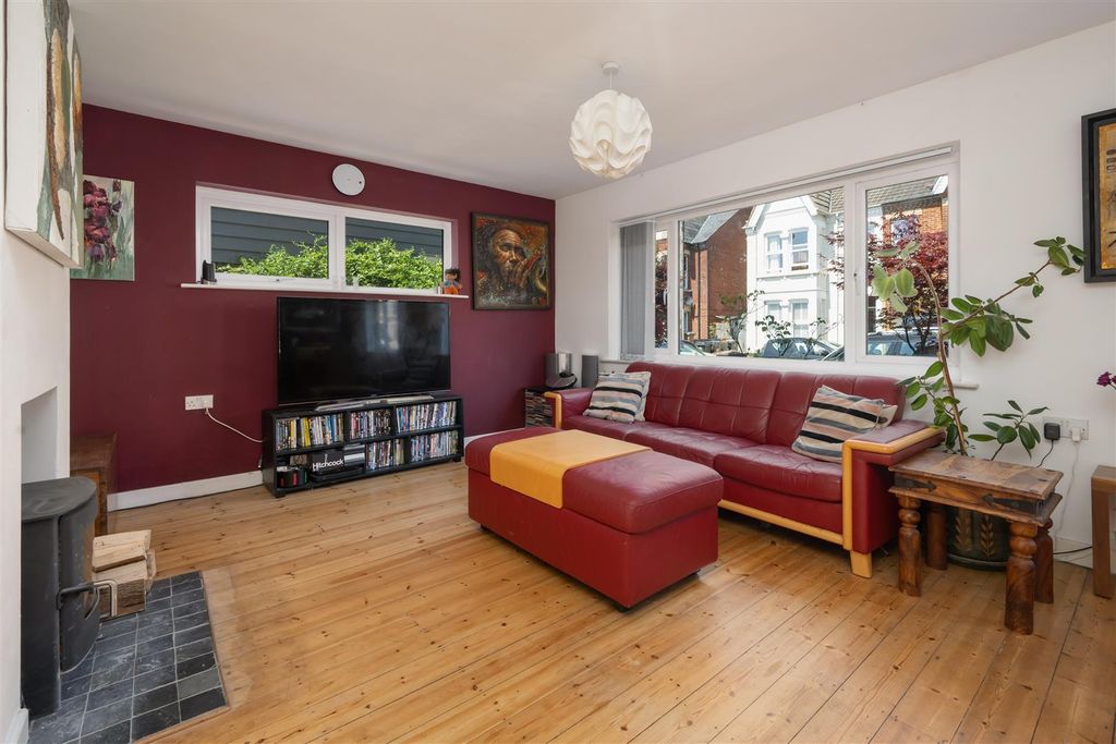 Property photo 2 of 24 Cromwell Road, Canterbury