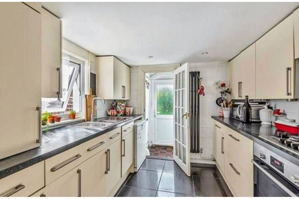 Property photo 2 of 11 Kitchen