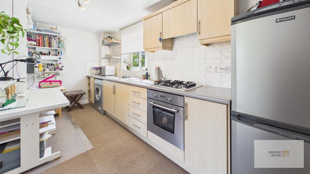 Property photo 3 of 10 Kitchen