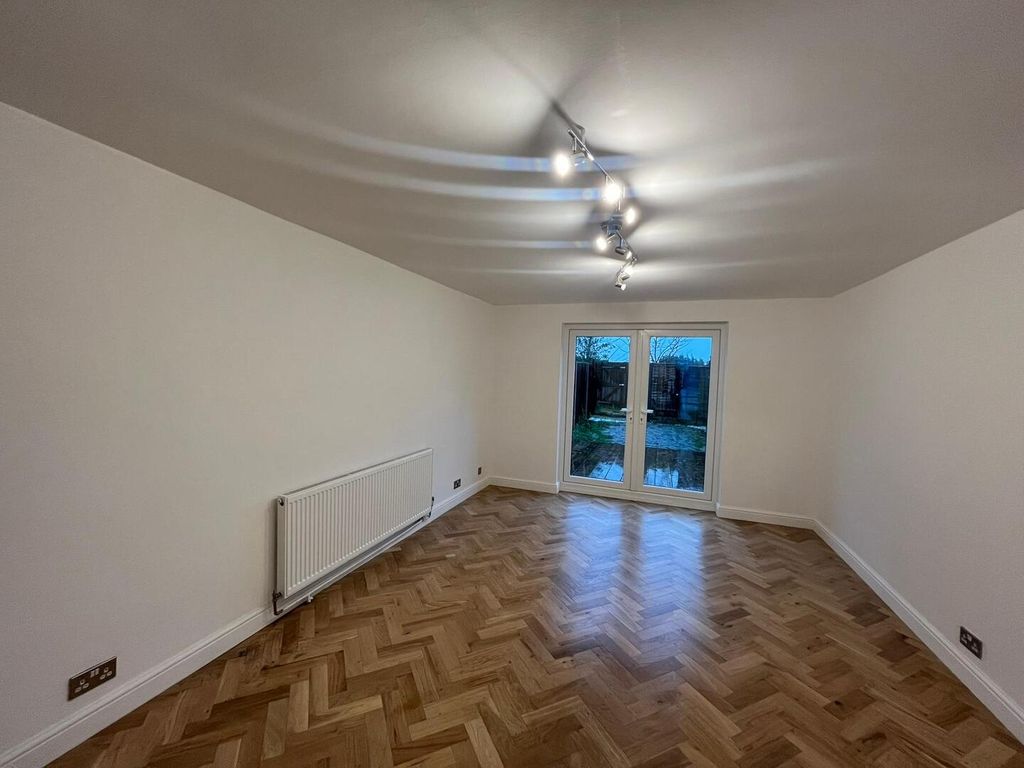 Property photo 1 of 8 Living Room