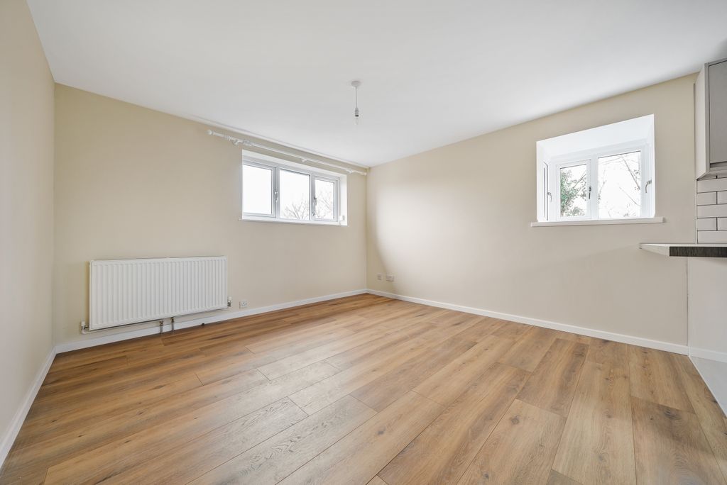 Property photo 2 of 14 Lounge