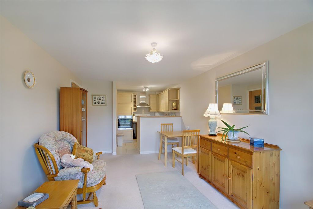Property photo 3 of 24 8575634-Interior07-800.Jpg