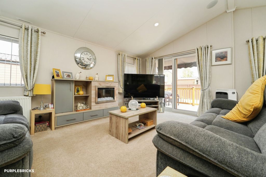 Property photo 3 of 28