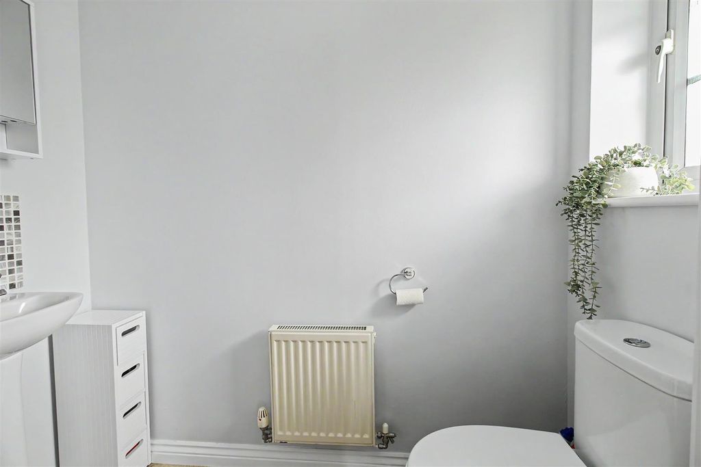 Property photo 3 of 22 Cloakroom