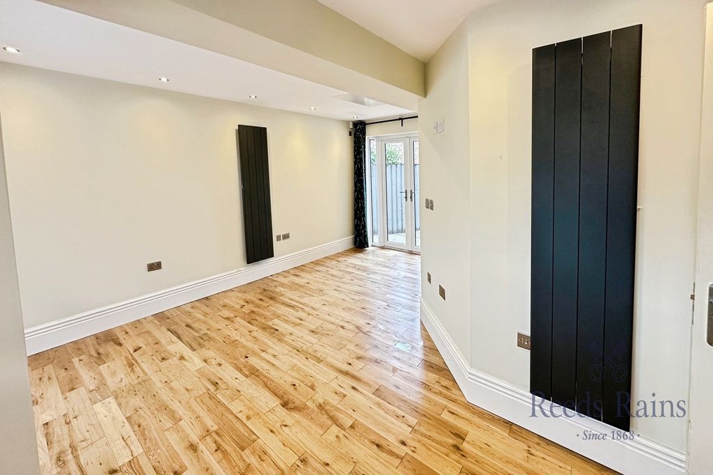 Property photo 3 of 23 Reception Bed Six