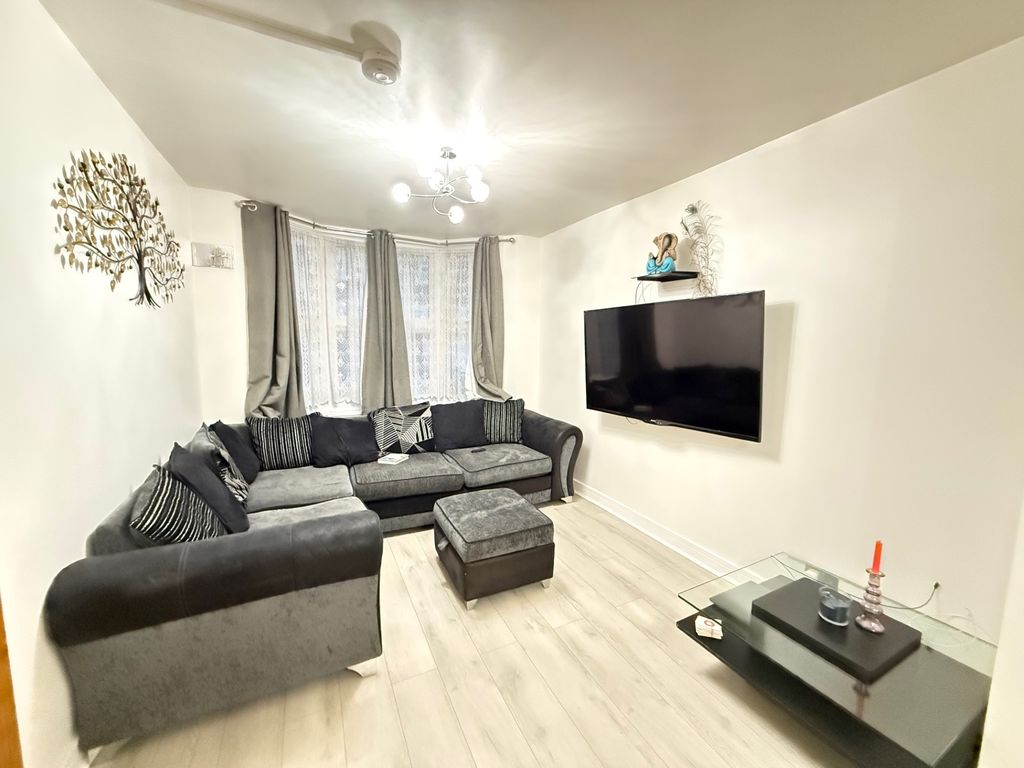 Property photo 3 of 16 Living Room