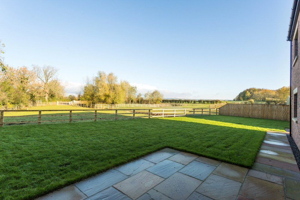 Property photo 2 of 12 Garden