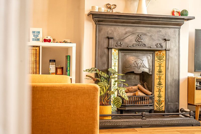 Property photo 2 of 25 .