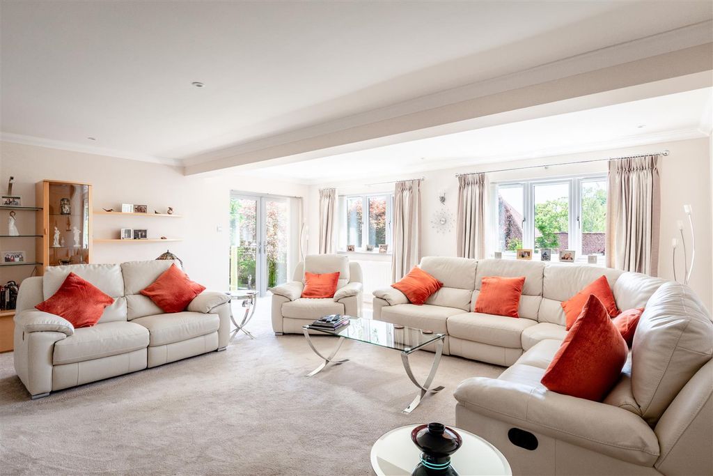 Property photo 2 of 23 19 The Droveway-35.Jpg