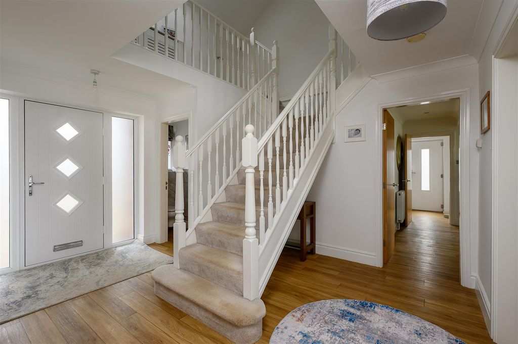 Property photo 3 of 31 Enterance Hall