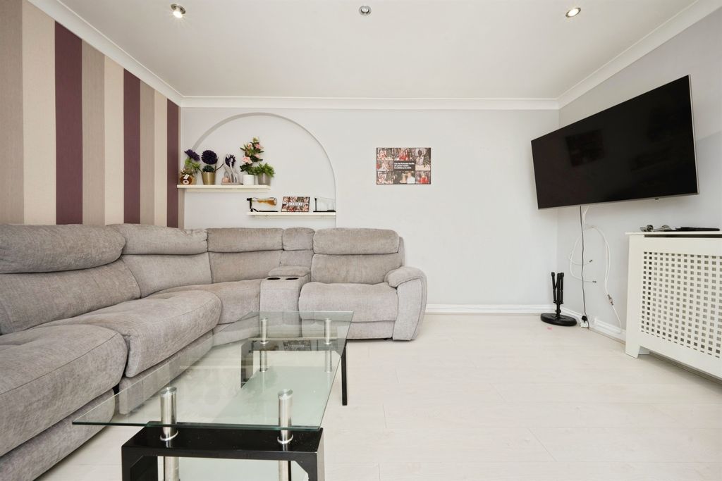 Property photo 3 of 32