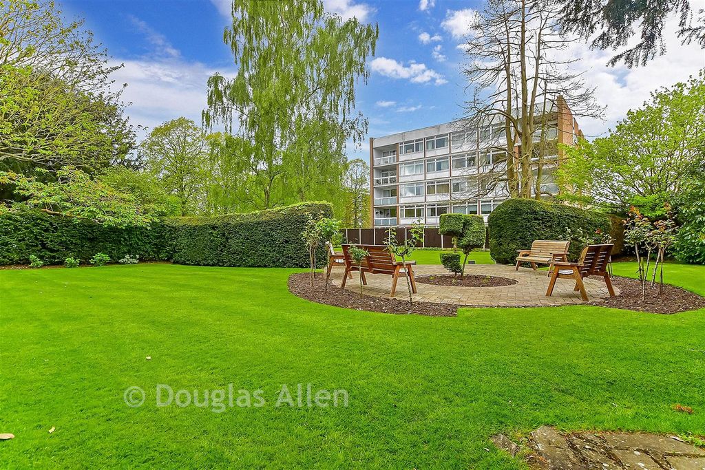 Property photo 1 of 10 Communal Gardens
