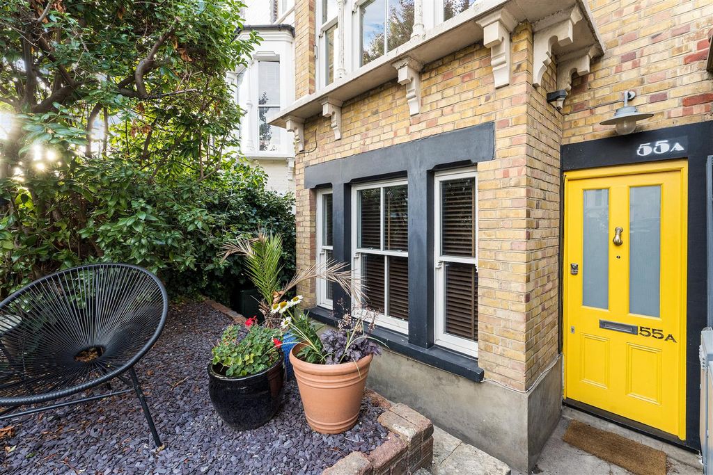 Property photo 1 of 27 Sandringham Road, E8