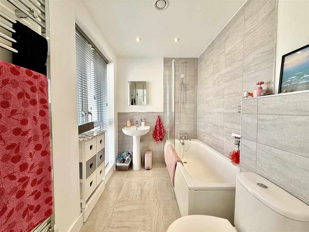 Property photo 3 of 7 Tempimagebxit46.Jpg