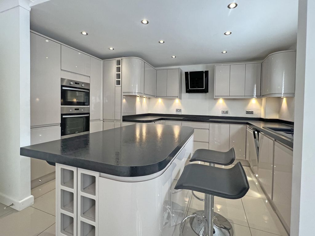 Property photo 2 of 12 Kitchen