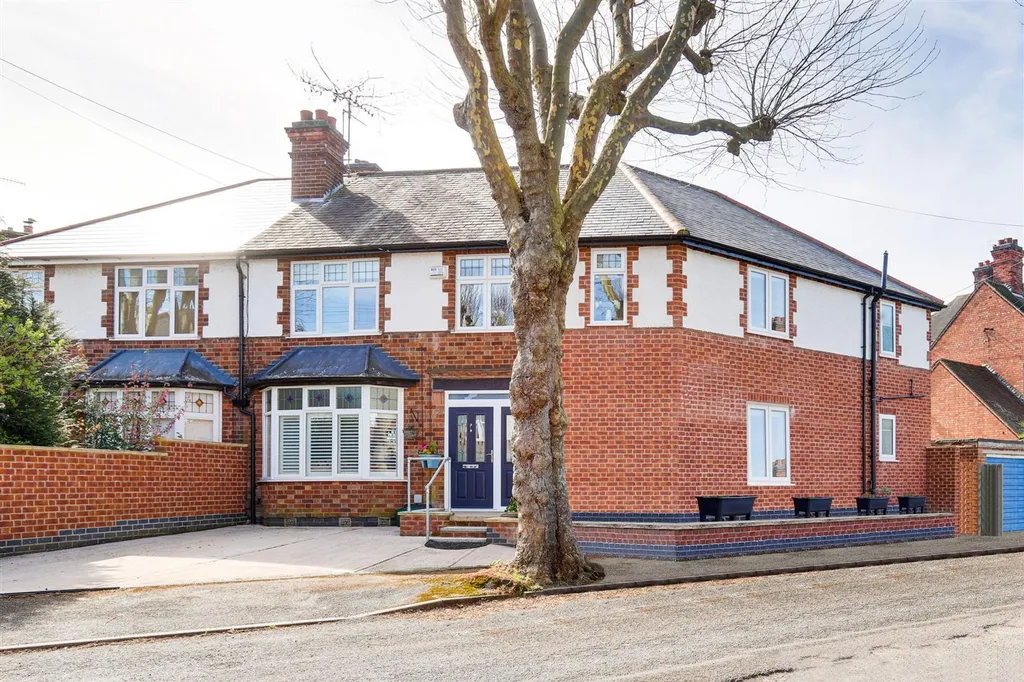 House in Gedling, Nottinghamshire - View 3