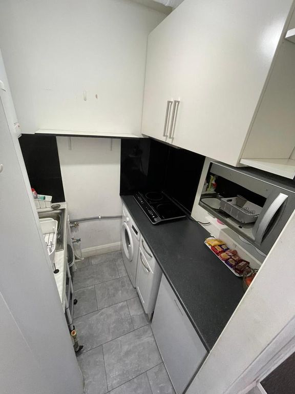 Property photo 1 of 6 One Bedroom Annex Flat Ideal For Working Couples- Â£1400 All Inclusive