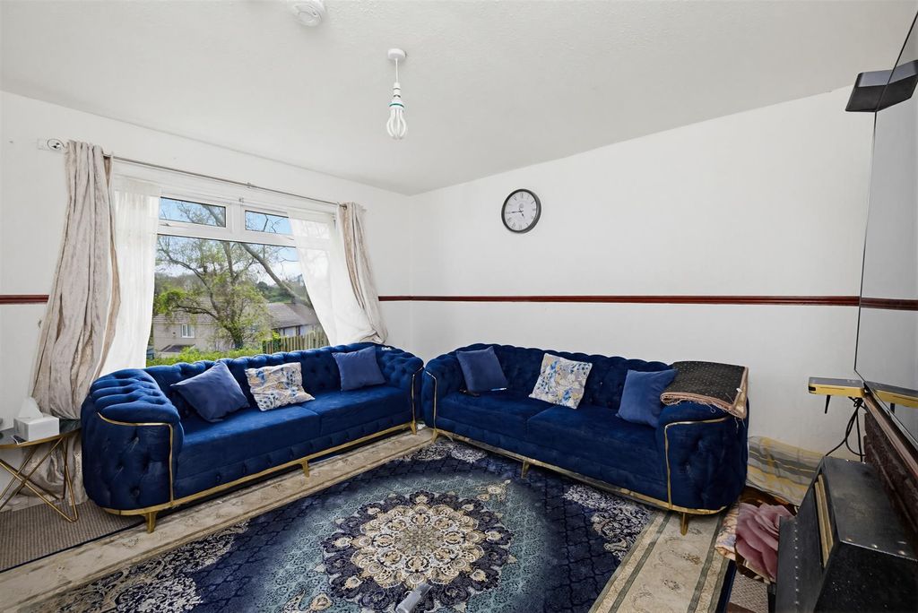 Property photo 3 of 14 Lounge