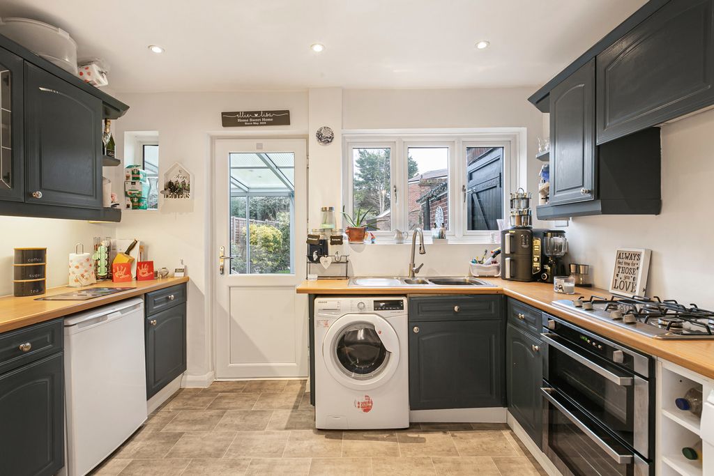Property photo 2 of 19 Kitchen