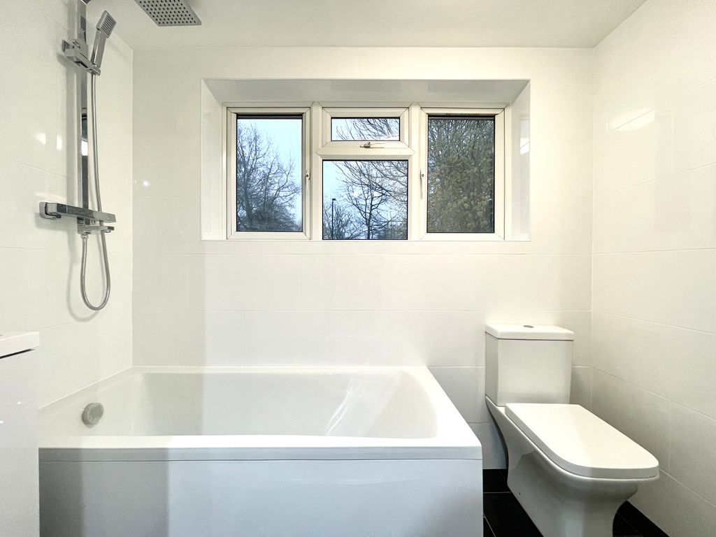 Property photo 3 of 12 Bathroom Aspect 3.Jp