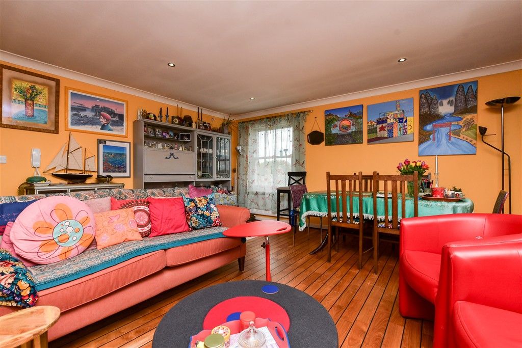 Property photo 3 of 12 Lounge