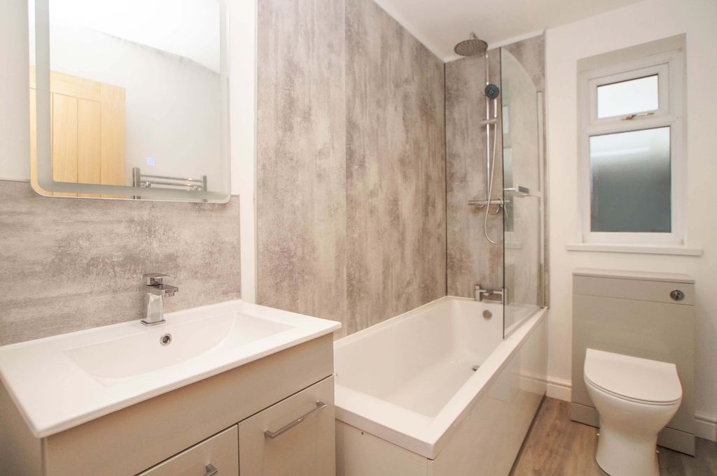 Property photo 3 of 17 Bathroom