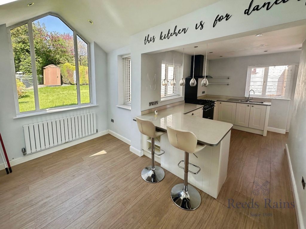 Property photo 3 of 18 Dining Kitchen