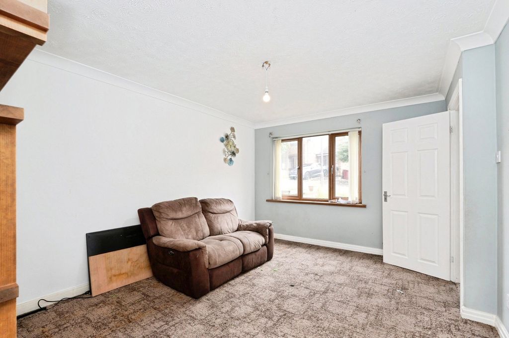 Property photo 2 of 11 Living Room