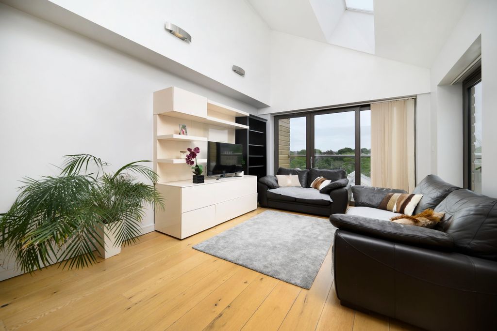Property photo 2 of 13 4208067