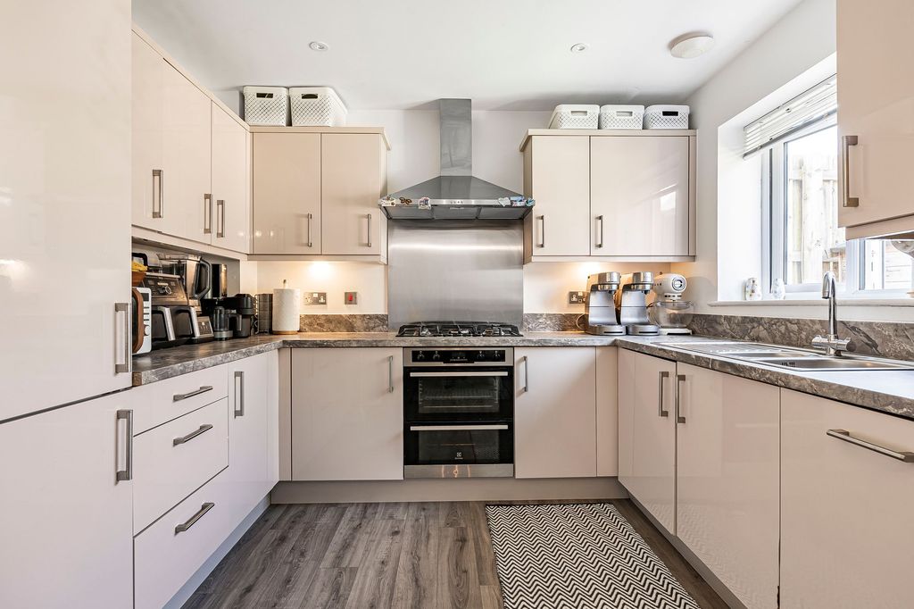 Property photo 2 of 23