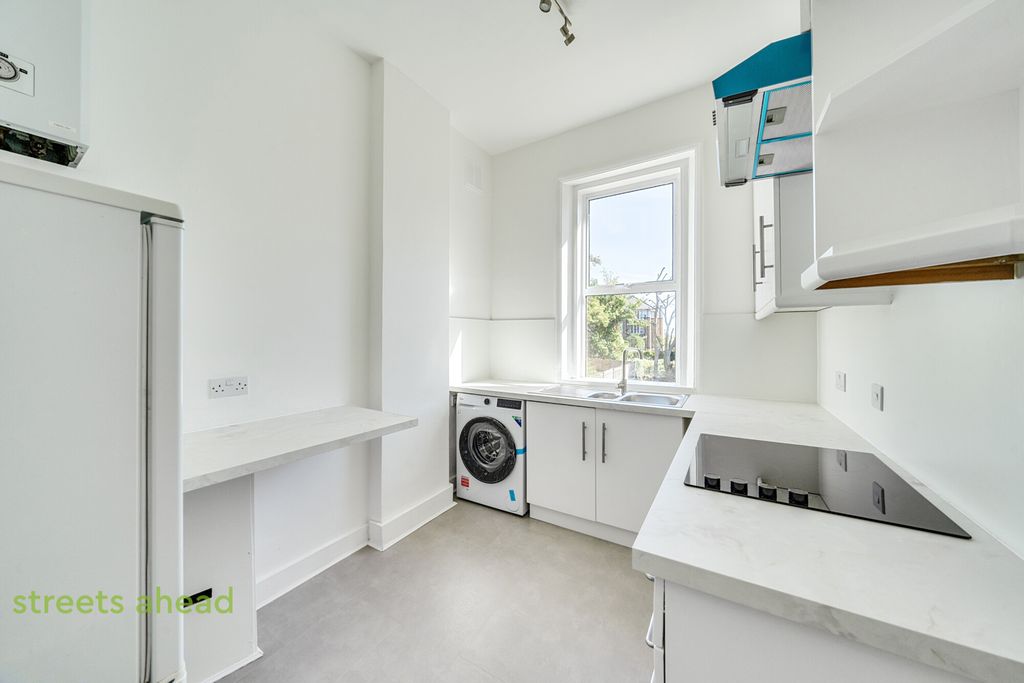 Property photo 3 of 12 013B7Cbc-5d7d-448...