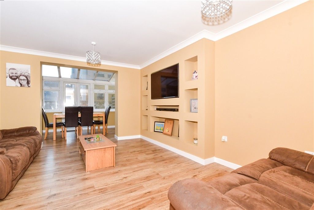 Property photo 3 of 10 Lounge