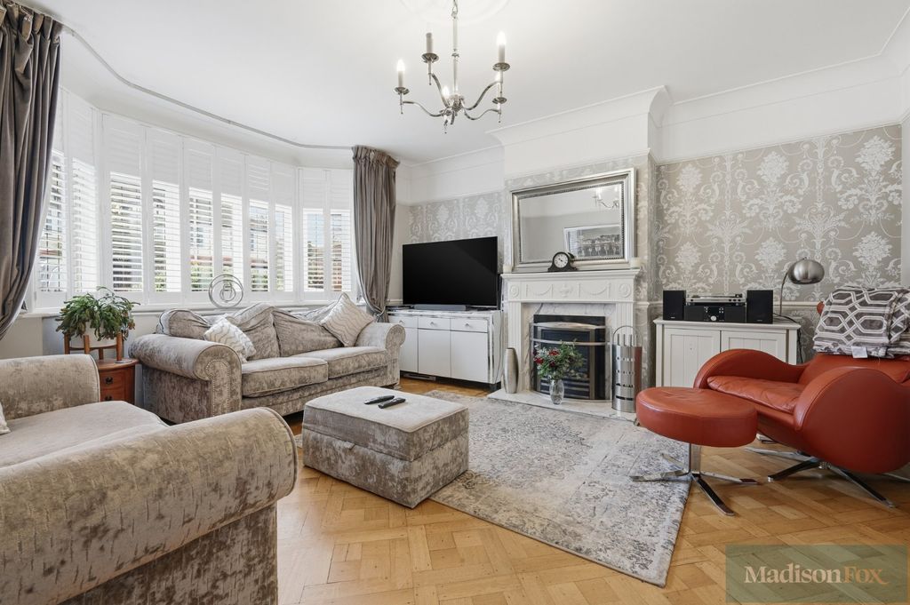 Property photo 2 of 34 Picture No. 14