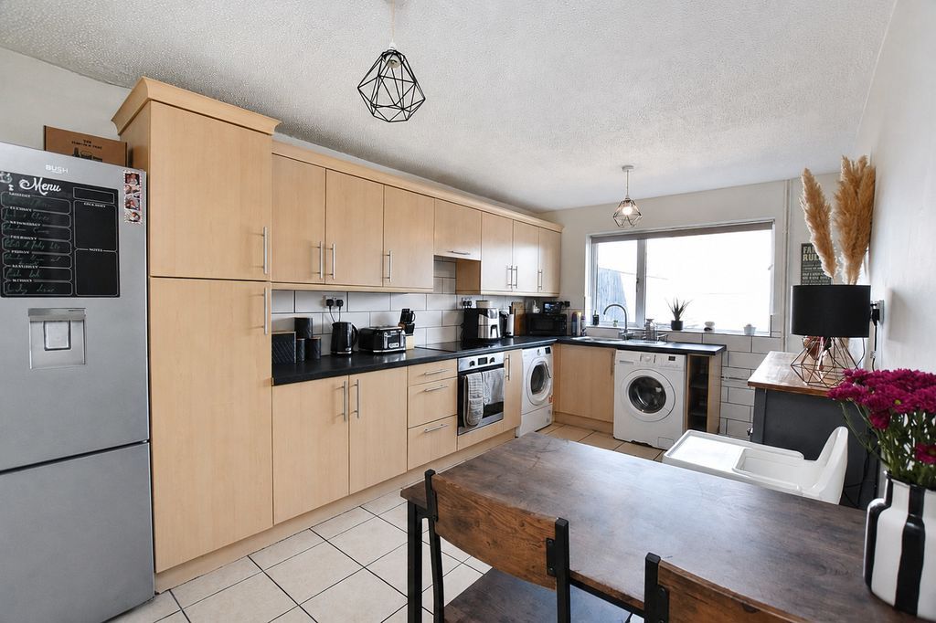 Property photo 3 of 16 Kitchen 2