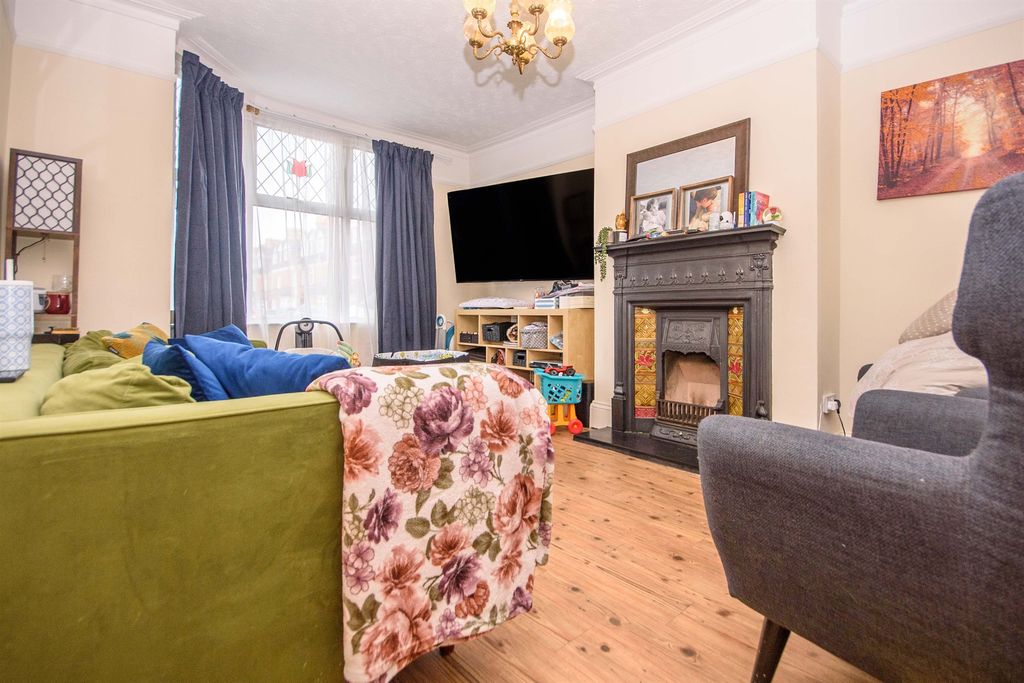 Property photo 2 of 8