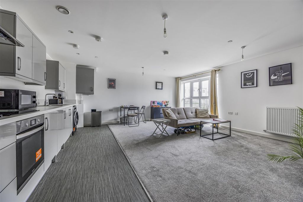 Property photo 2 of 12 Flat 1 Stourbridge House, Governors Walk, Portsmou