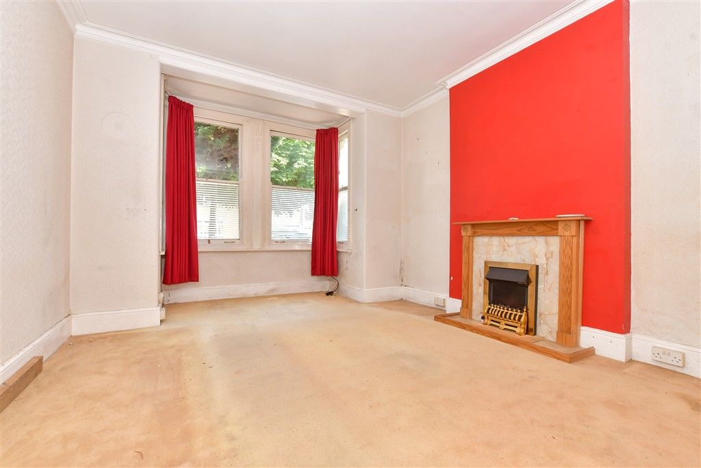 Property photo 3 of 8 Lounge